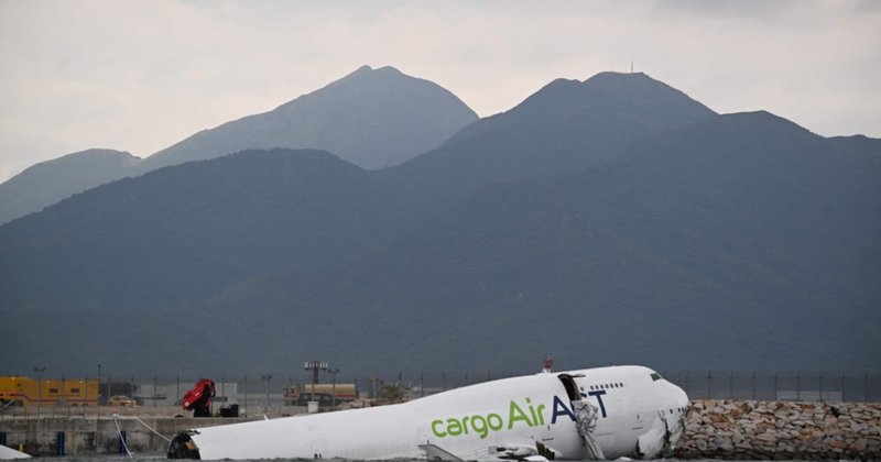Zwei Tote: Boeing stürzt in Hongkong ins Meer
