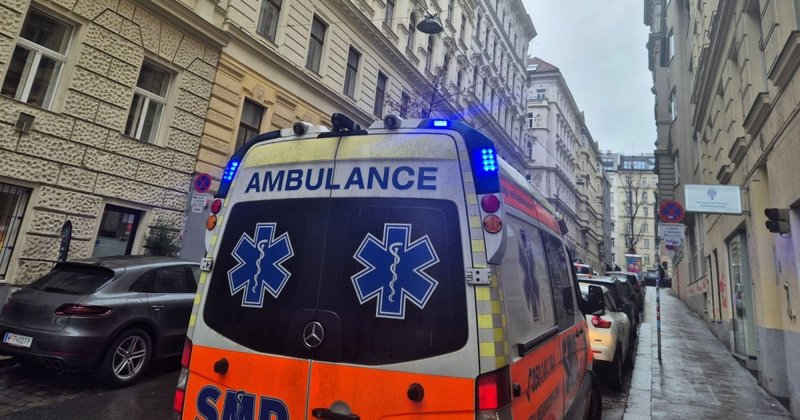 Auf Kreuzung: Radfahrer bei Unfall schwer verletzt