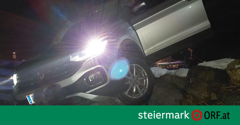 Auto blieb über Steinmauer hängen