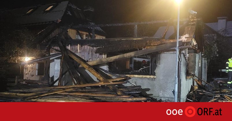 Holzhütte in Hallstatt stand in Vollbrand