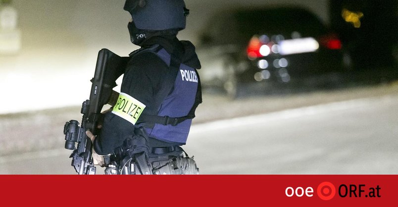Jugendlicher mit Waffe im Einkaufszentrum