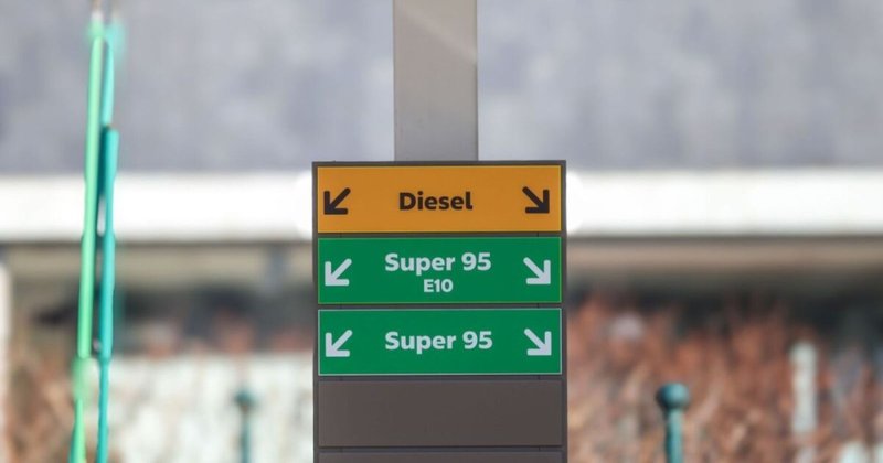 Spritpreise explodieren: Regierung nimmt Konzerne ins Visier