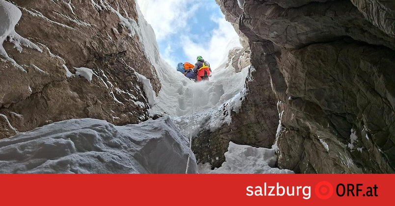 Skitourengeher stürzte 25 Meter in Doline