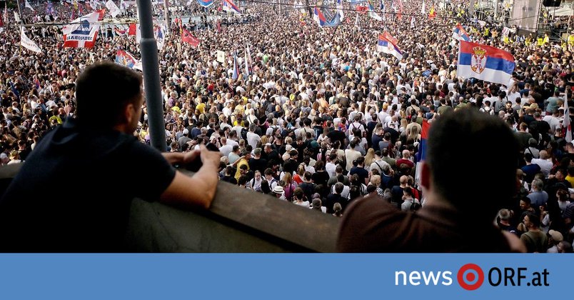 Neuwahl gefordert: Zehntausende Menschen bei Demo in Belgrad