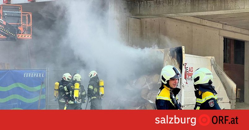 Müllpresse bei Europark in Brand